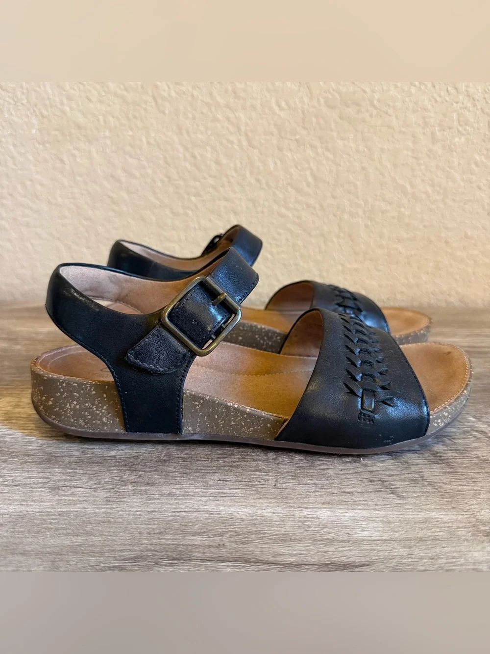 Clarks Un Perri Way Sandals Braided Leather straps cushioned Footbed